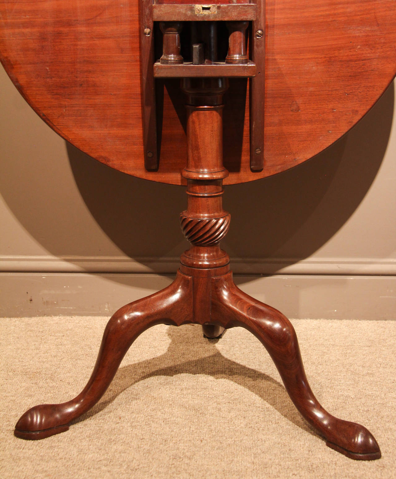 Attractive George III Mahogany Bird-Cage Tripod Table, circa 1770 In Good Condition In Wiltshire, GB