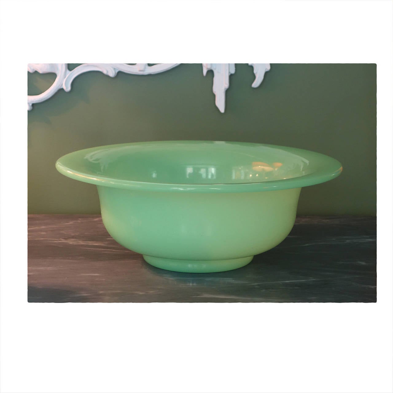 French 19th Century Green Opaline Bowl In Excellent Condition For Sale In New York, NY