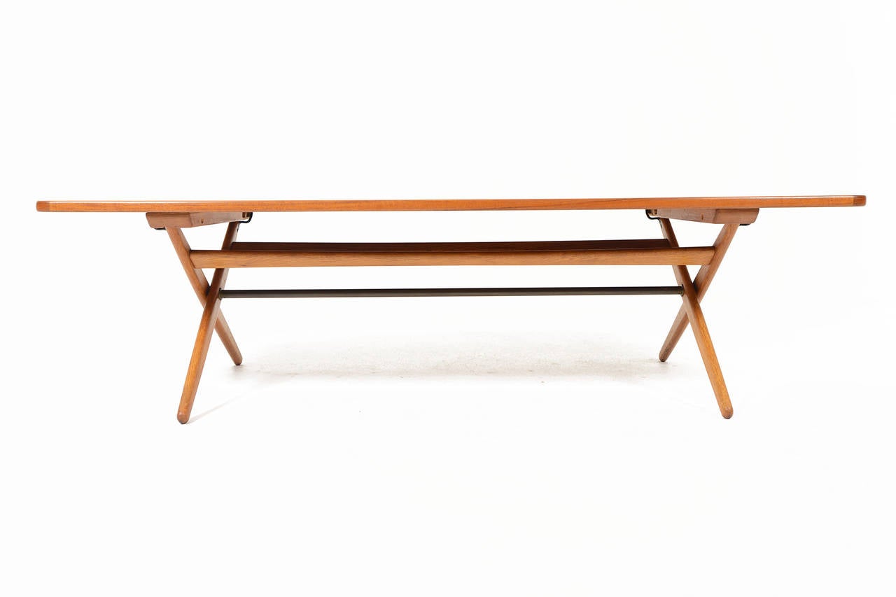 Beautiful and timeless, this oak and teak coffee table was designed by Torben Strandgaard for Farstrup Savværk & Stolefabrik and imported by Hagen & Strandgaard in the 1960s. A flawless teak slab offers sculpted corners. A wonderfully crafted oak
