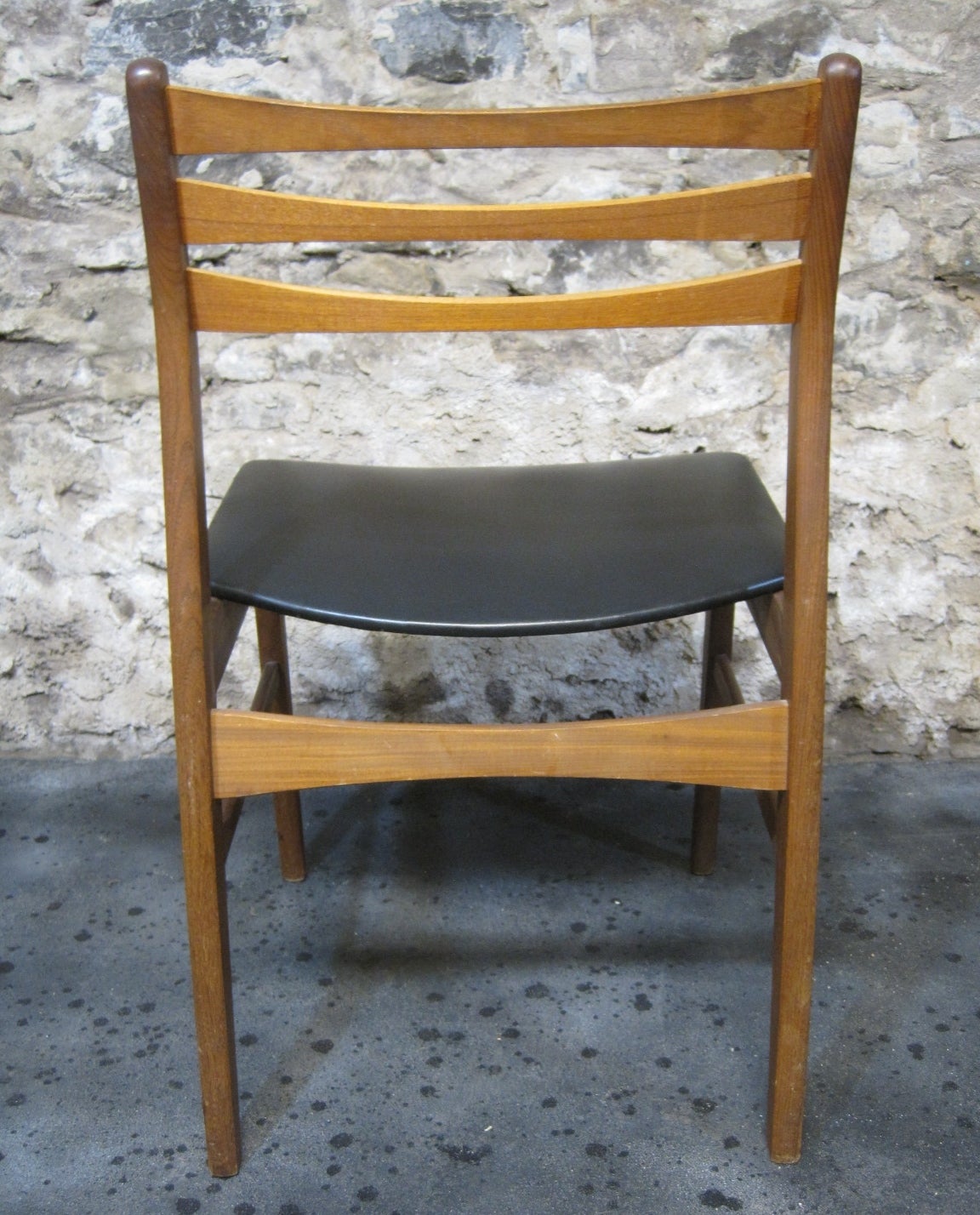 This set of four teak ladder back dining chairs were manufactured by Findahls Møbelfabrik in the 1960s. Each backrest is crafted with three, bent teak slats that are as elegant as they are ergonomic.