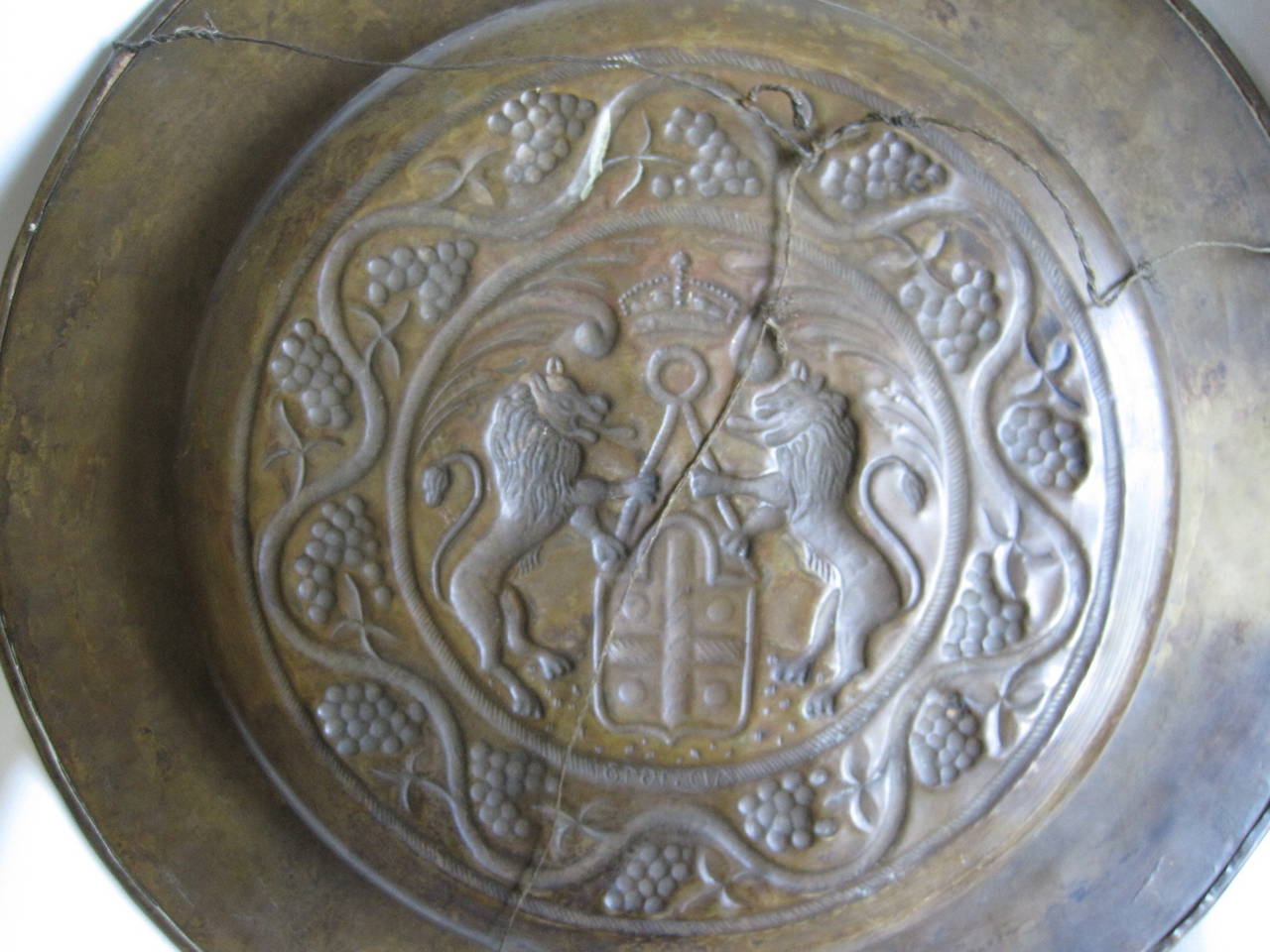 17th Century Brass Charger with Royal Coat of Arms, England In Good Condition In Hamilton, Ontario