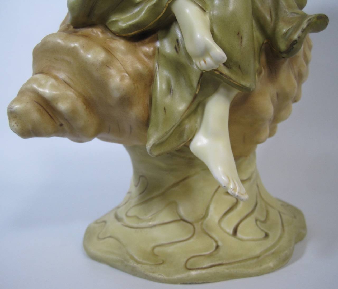 Royal Dux Art Nouveau Porcelain Woman Figure In Excellent Condition In Hamilton, Ontario