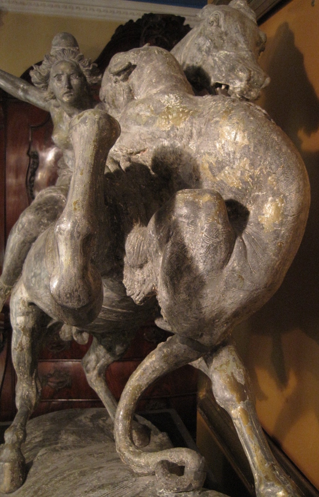 kiss horse sculpture