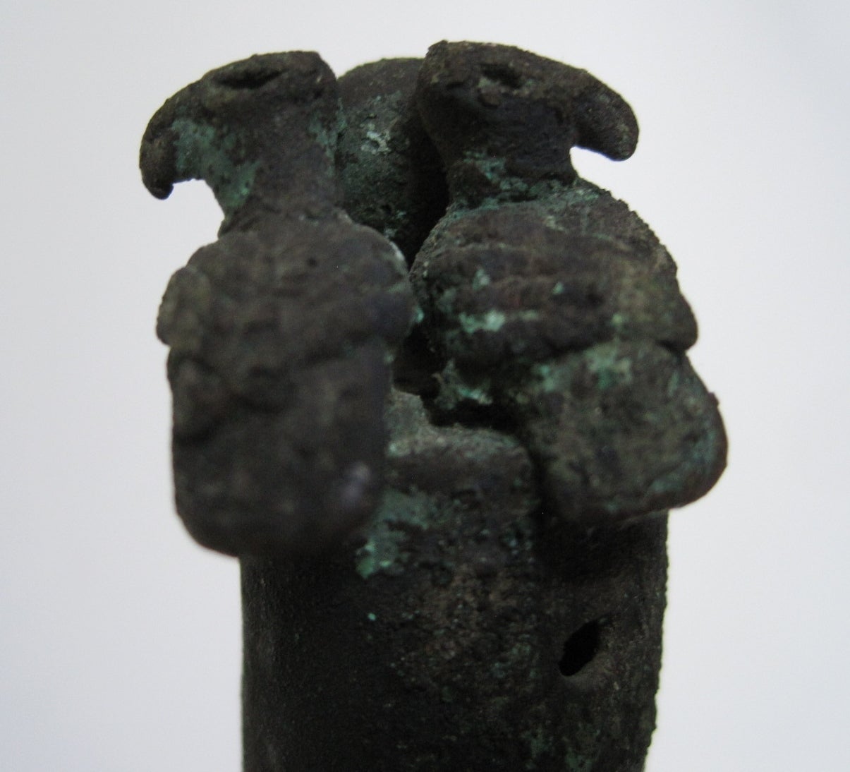 Pre-Columbian bronze tumi sacrificial knife, circa 0-500 A.D.

Free shipping within the United States and Canada.

A green oxidized bronze sacrificial axe with a thin blade, a cylindrical shaft with a ringing bell (rattle) and three tiny