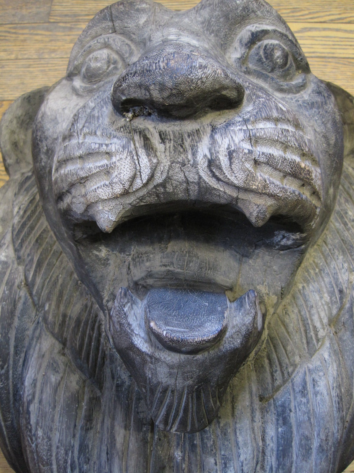 Primitive Wood American Folk Art Lion Carving from Circus Wagon In Good Condition In Hamilton, Ontario