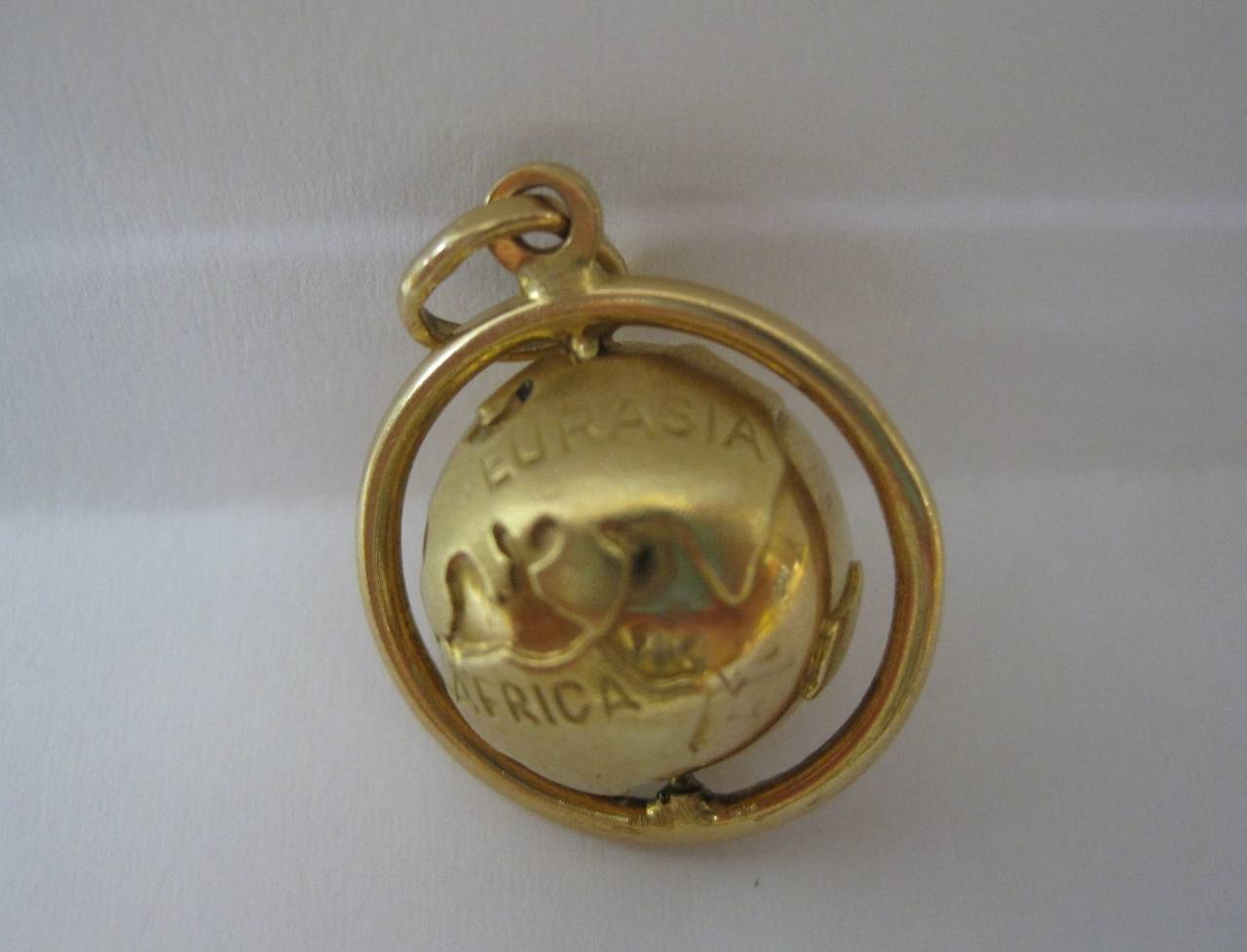 18-karat gold necklace globe pendant.

Free shipping within the United States and Canada.