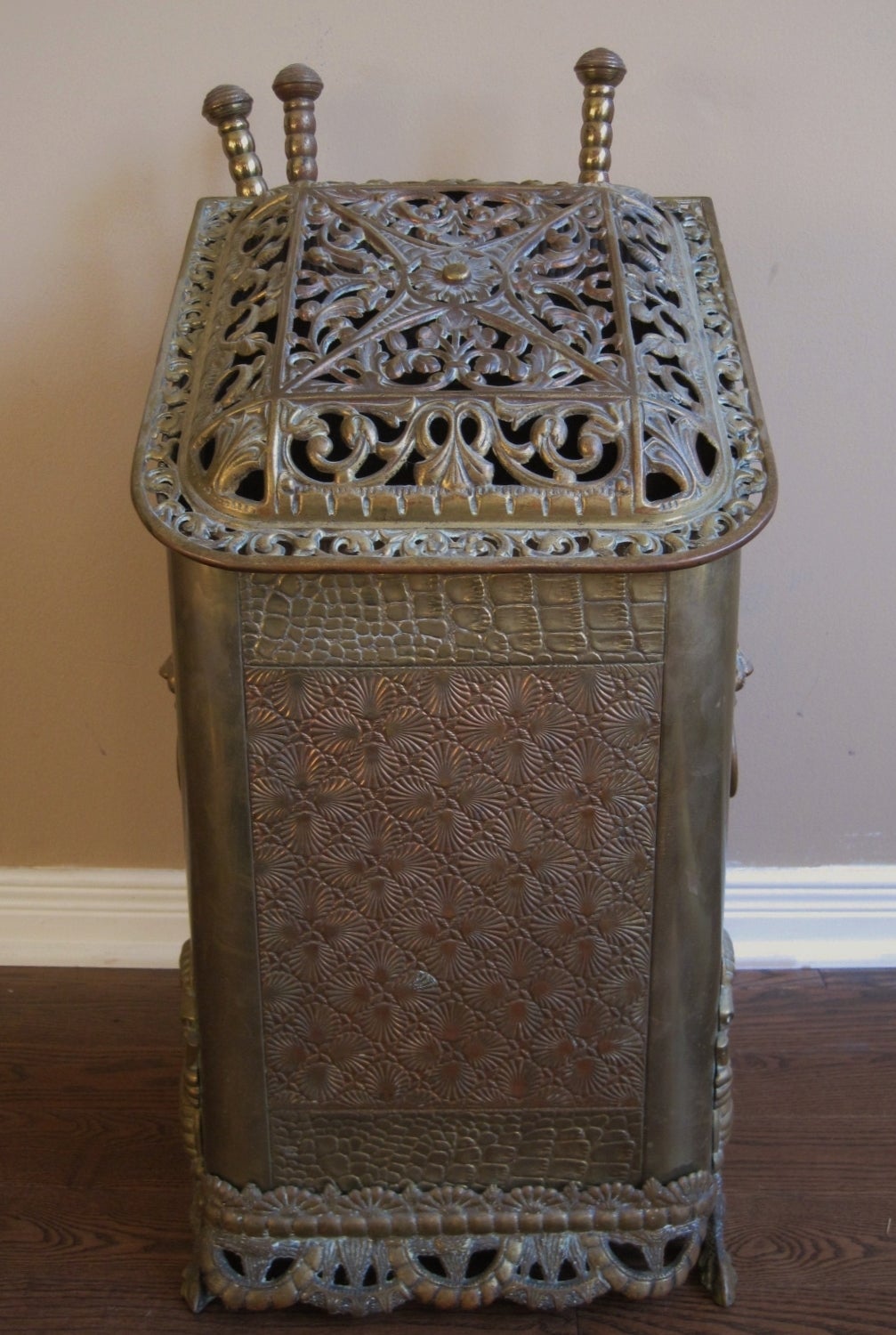 19th Century Figural Coal Scuttle or Hod In Good Condition For Sale In Hamilton, Ontario
