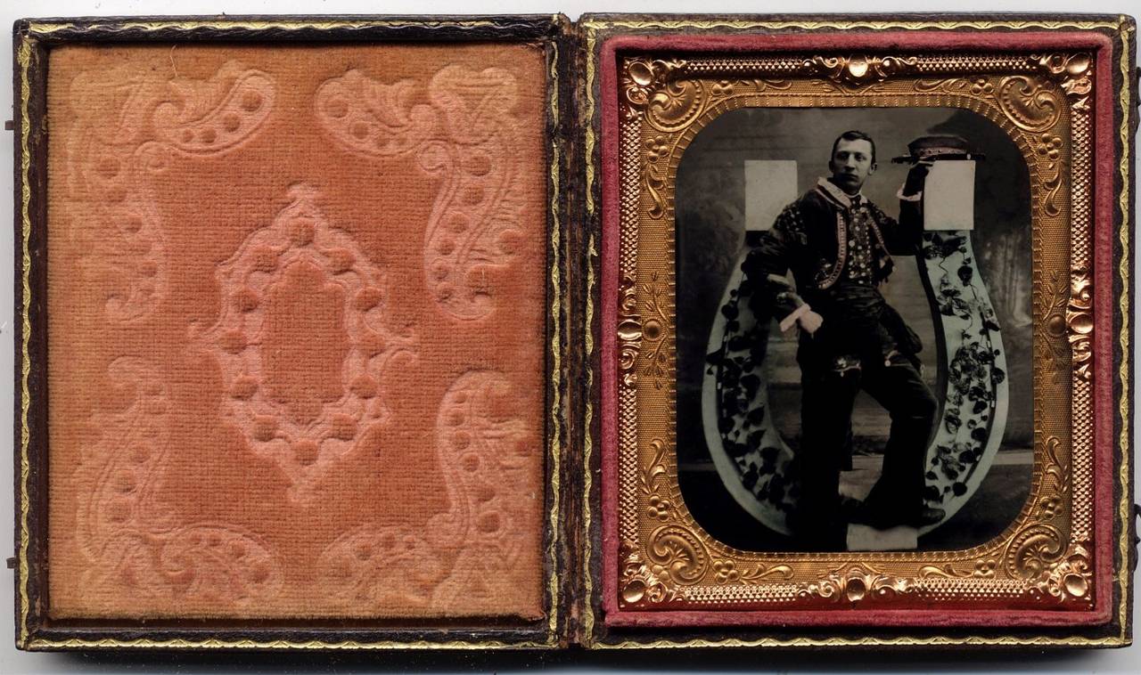 photographie de Jockey de course de chevaux du 19ème siècle en Tintype.

Sténotype à six plaques teintées du jockey canadien Ben Alcott, gagnant de la course de chevaux canadienne 