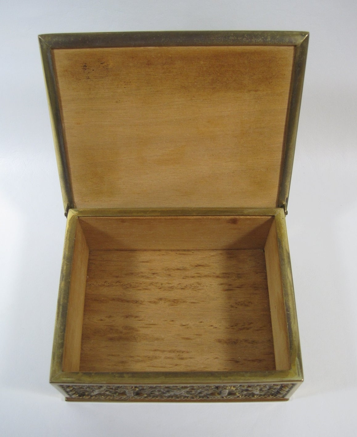 Erhard & Sons Art Nouveau Brass Repousse Tobacco or Jewelry Box In Good Condition In Hamilton, Ontario