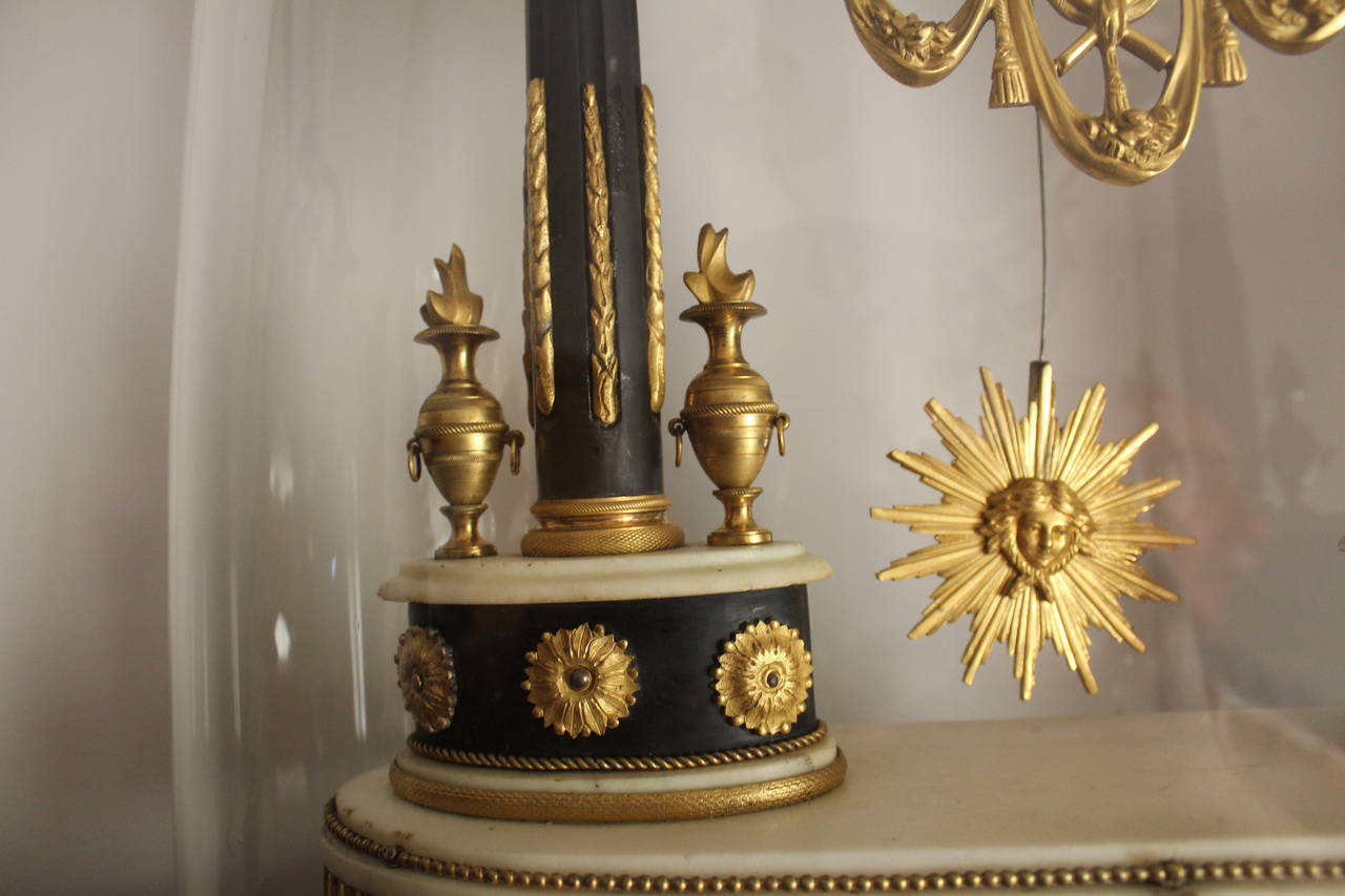 XIXe siècle Pendule en marbre et bronze doré d'époque Empire, début du 19e siècle en vente