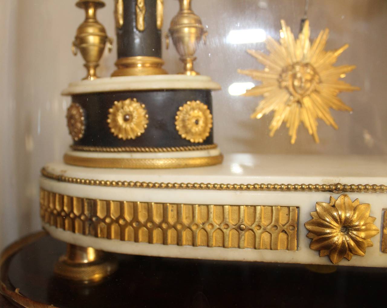Pendule en marbre et bronze doré d'époque Empire, début du 19e siècle en vente 2
