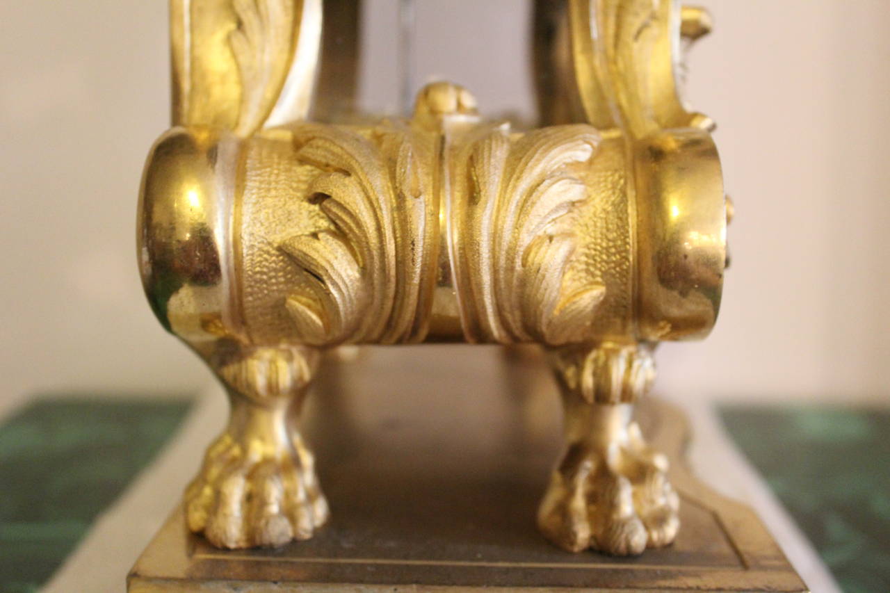 XIXe siècle Pendule de cheminée de style Empire français du 19e siècle en bronze doré en vente