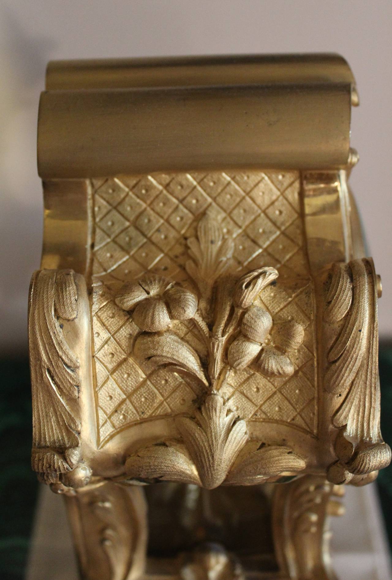 Pendule de cheminée de style Empire français du 19e siècle en bronze doré en vente 2
