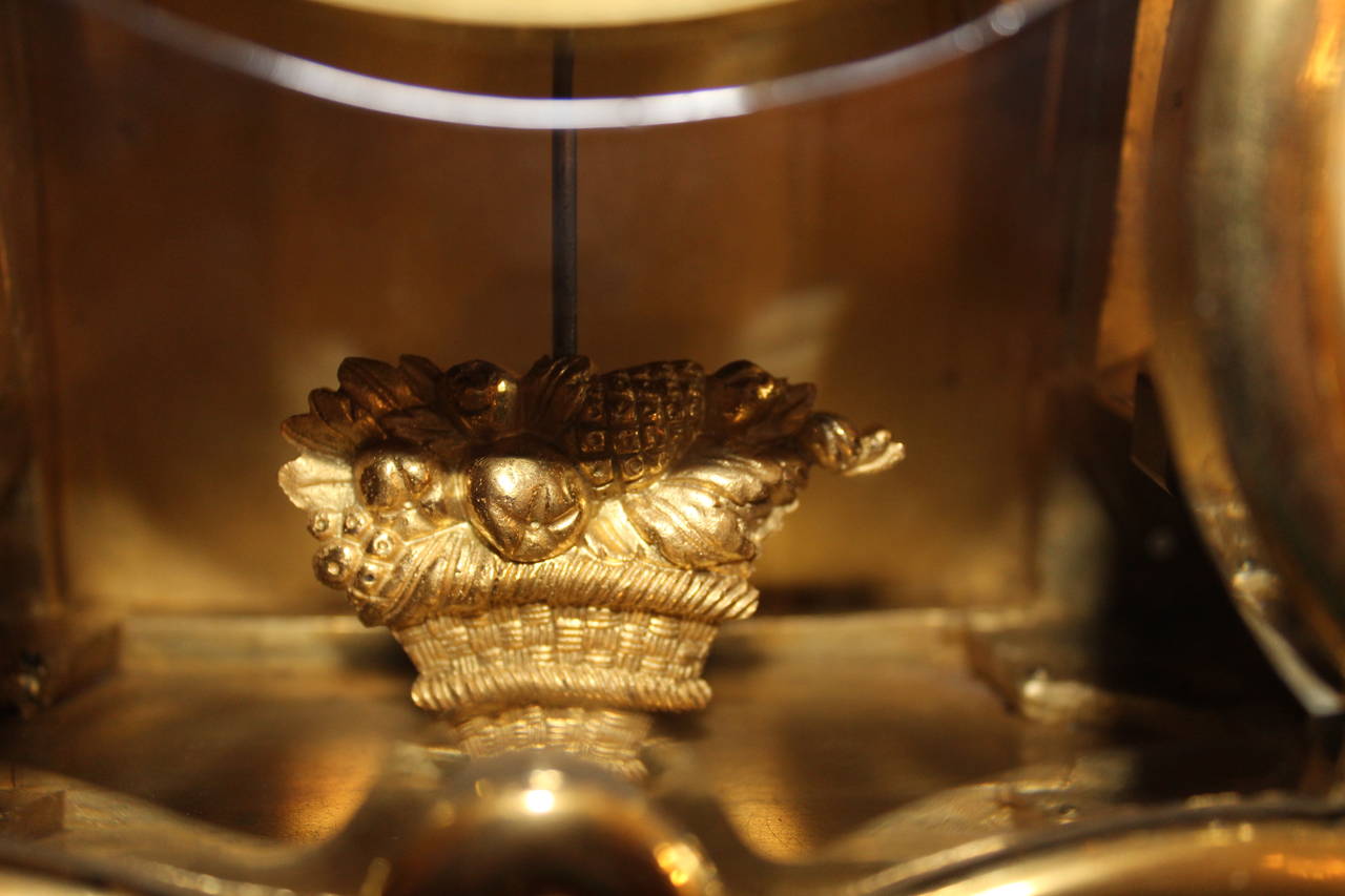 Pendule de cheminée de style Empire français du 19e siècle en bronze doré en vente 3