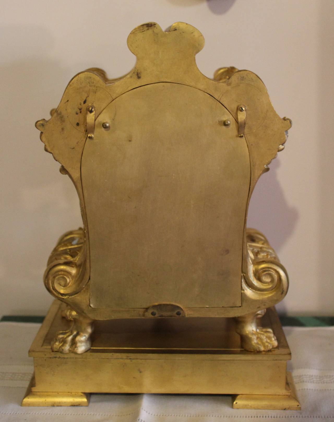 Pendule de cheminée de style Empire français du 19e siècle en bronze doré en vente 4