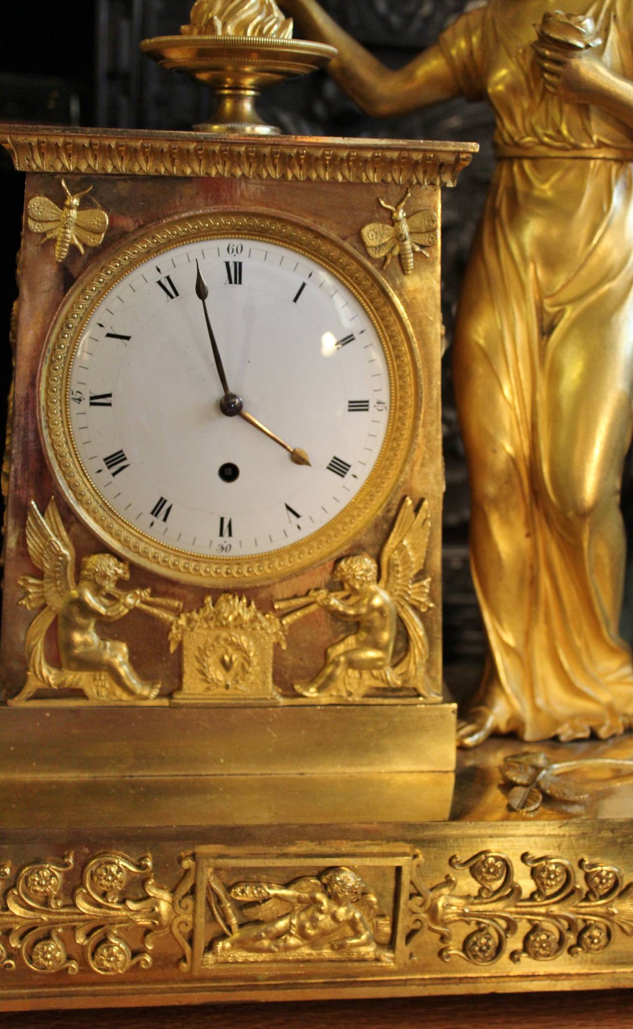 Frühes 19. Jahrhundert Französisch Empire Periode vergoldete Bronze Figural Uhr im Zustand „Gut“ im Angebot in Hamilton, Ontario