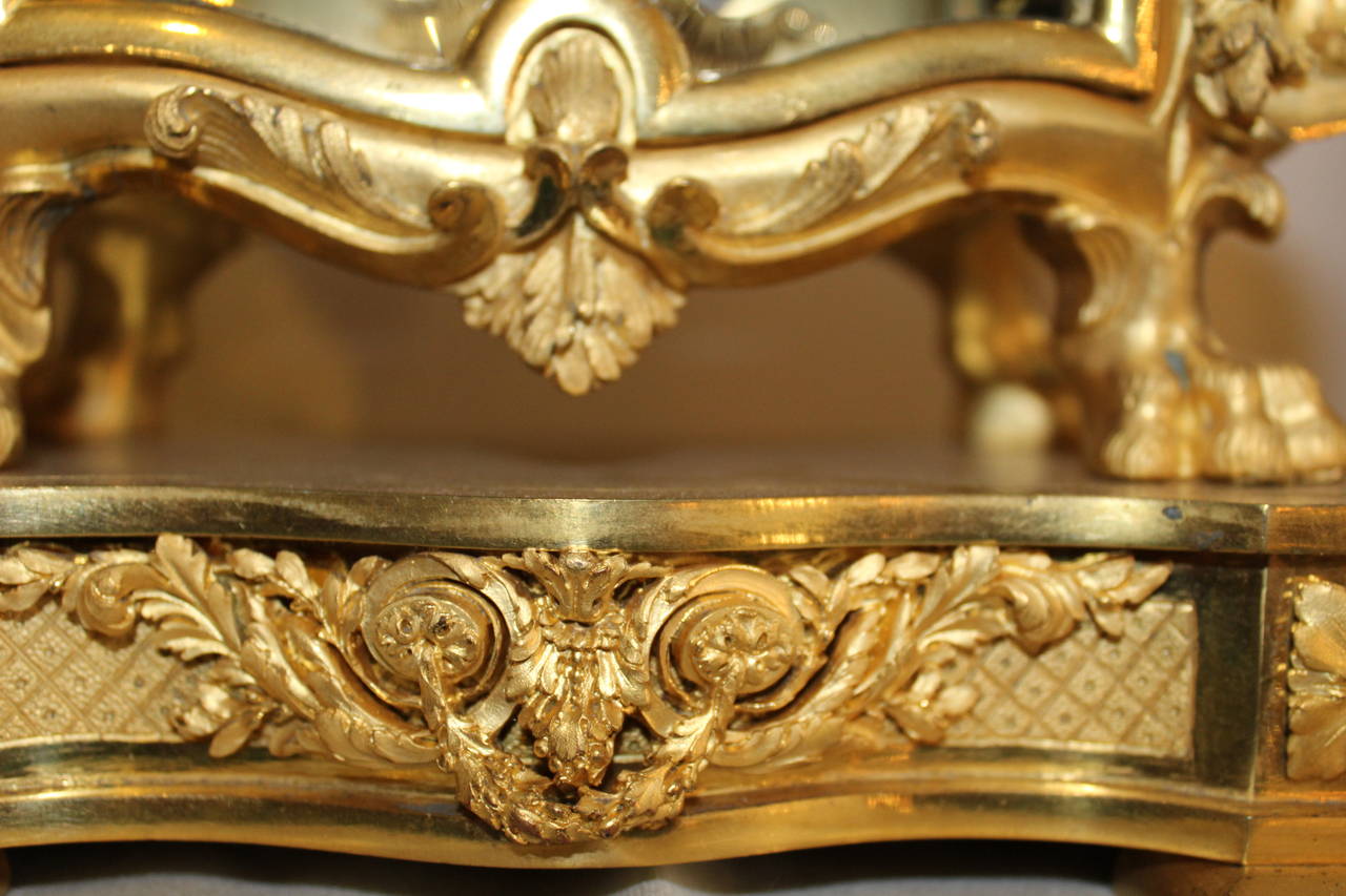 Français Pendule de cheminée de style Empire français du 19e siècle en bronze doré en vente