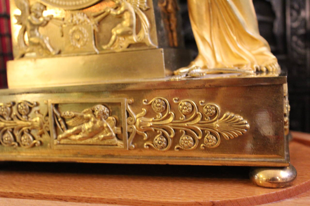 Orologio figurato in bronzo dorato del periodo Impero francese dell'inizio del XIX secolo In condizioni buone in vendita a Hamilton, Ontario