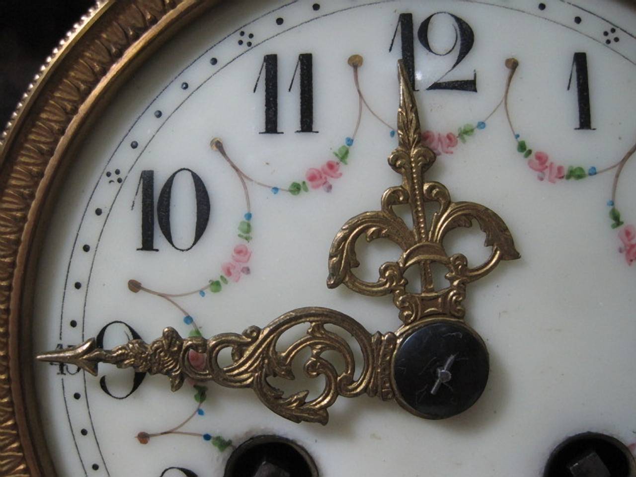 Ensemble horloge et garnitures en marbre français, style Louis XVI Bon état - En vente à Hamilton, Ontario