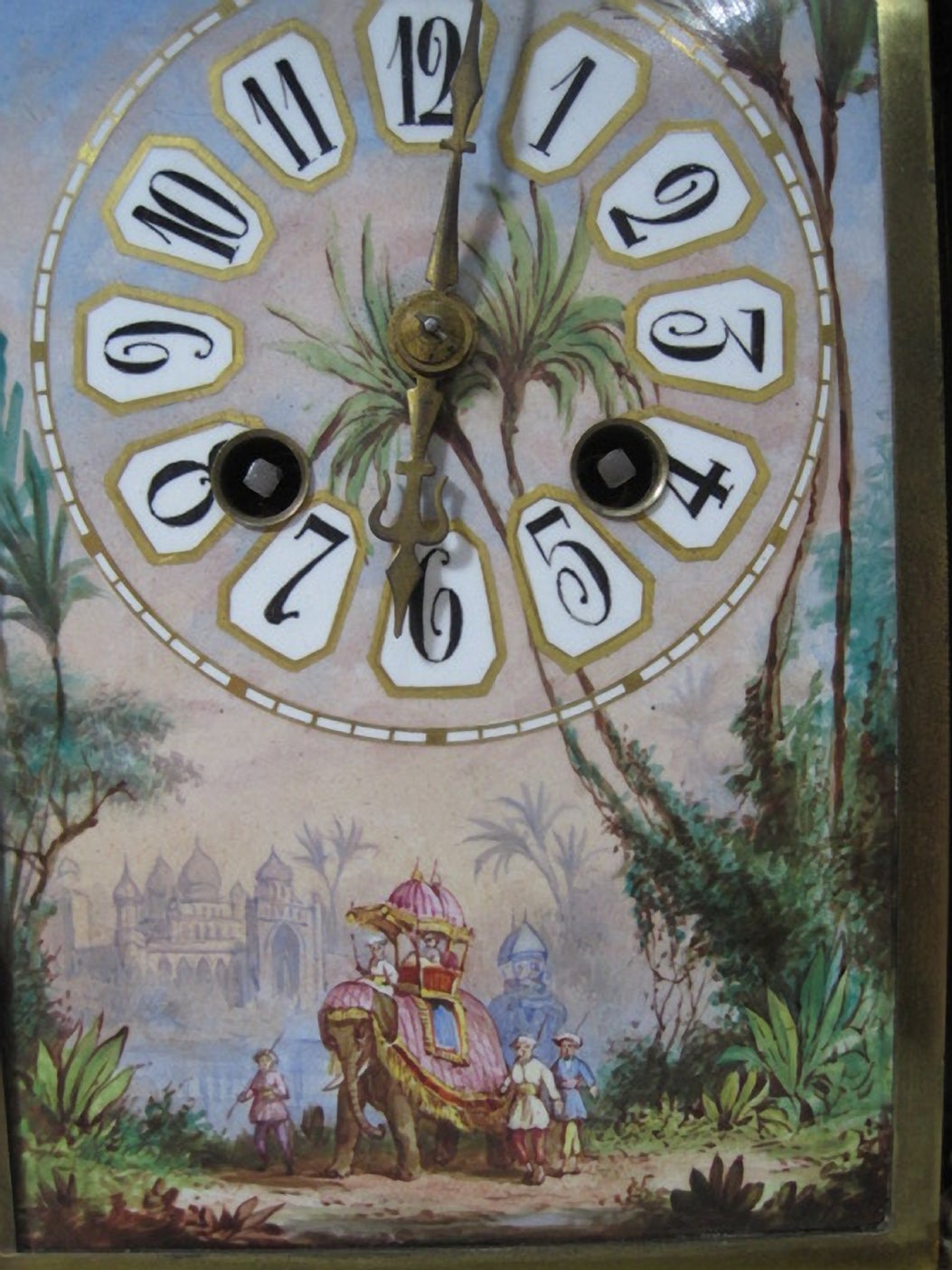 Französische Kaminsimsuhr aus vergoldeter Bronze und Porzellan aus dem 19.

Dreiteilige französische Garnitur aus handbemaltem und vom Künstler signiertem Porzellan, die indische Szenen mit Elefanten und Landschaften zeigt. Die Uhr und die Urnen