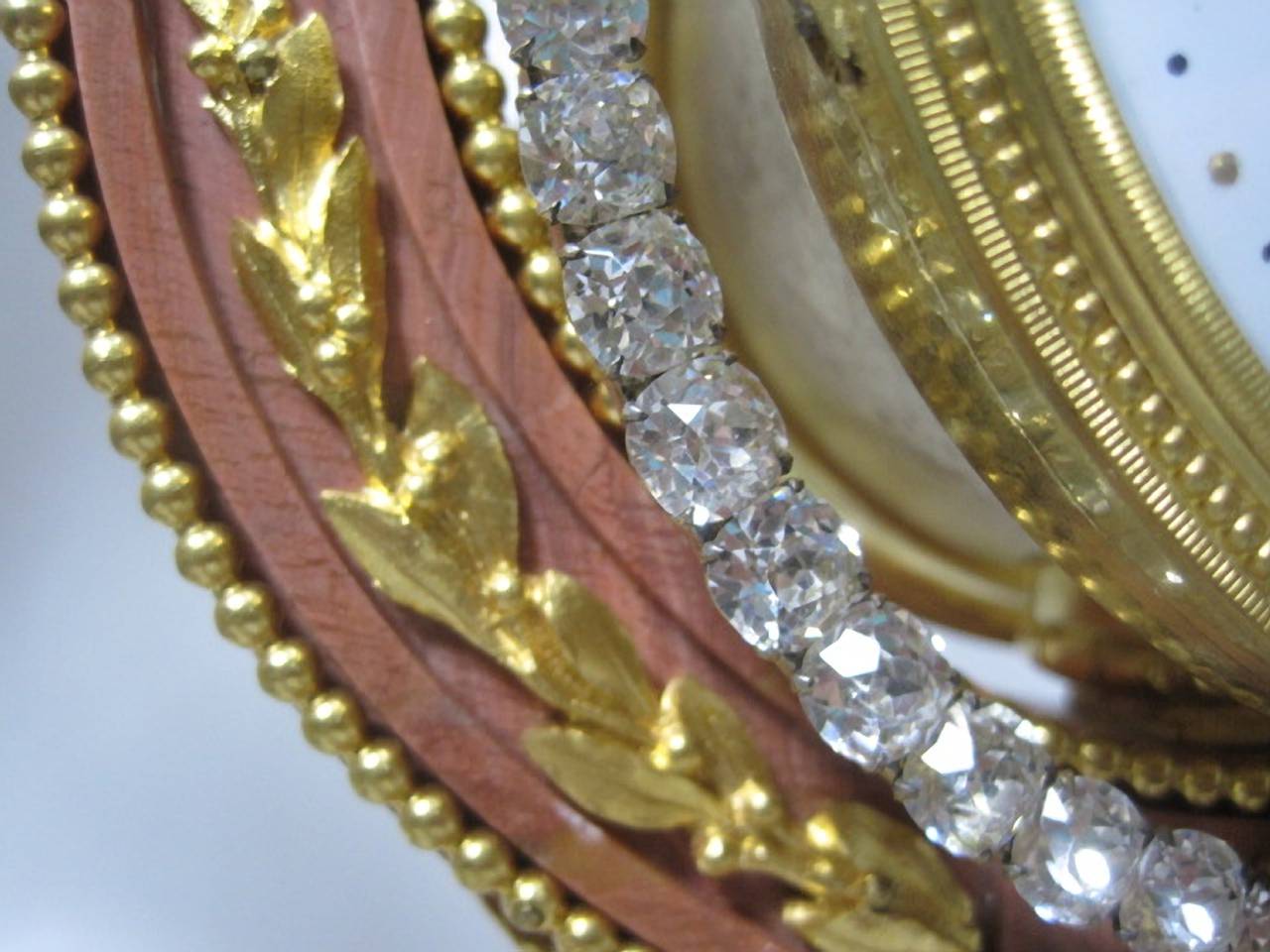 Leierform-Uhrengarnitur im Louis XVI-Stil.

Eine atemberaubende antike französische Leier Boudoir Uhr Set, in einem schönen figürlichen rosé Languedoc Marmor gemacht, montiert mit Ormolu. Die Uhr hat die klassische Form einer Leier und ist mit