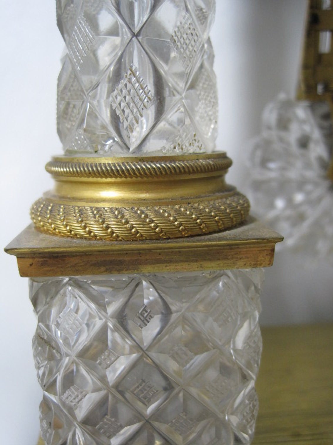 Garniture d'horloge en cristal de Baccarat, Empire français avec bronze doré en vente 3