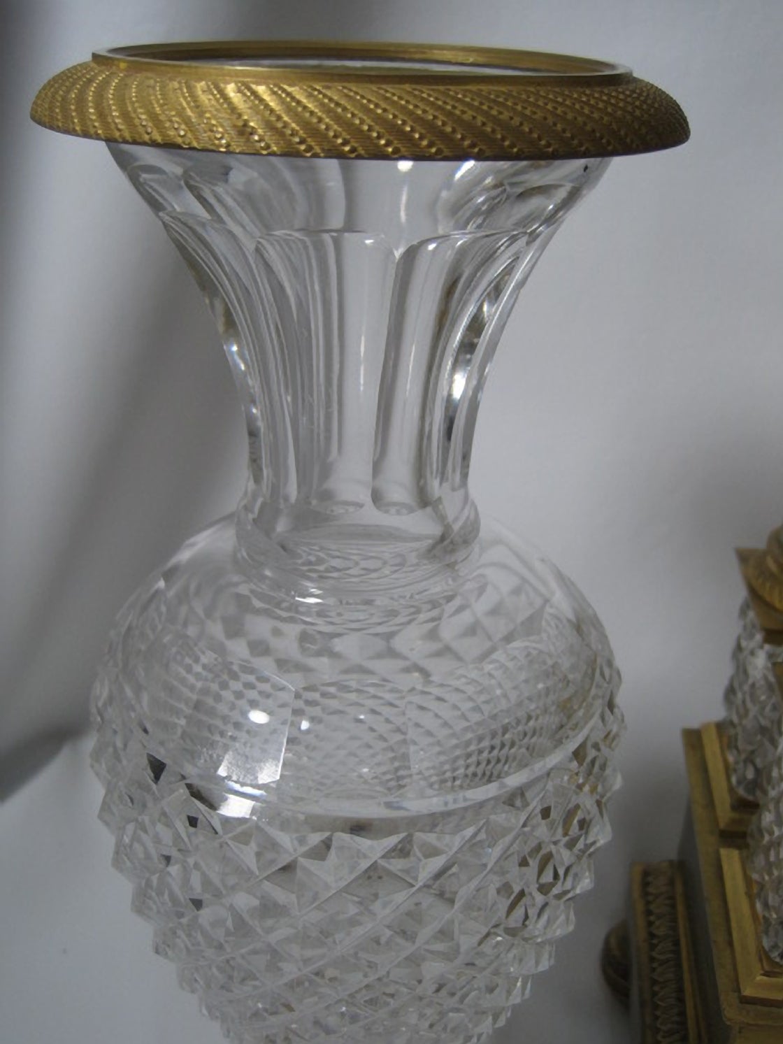 Garniture d'horloge en cristal de Baccarat, Empire français avec bronze doré en vente 2