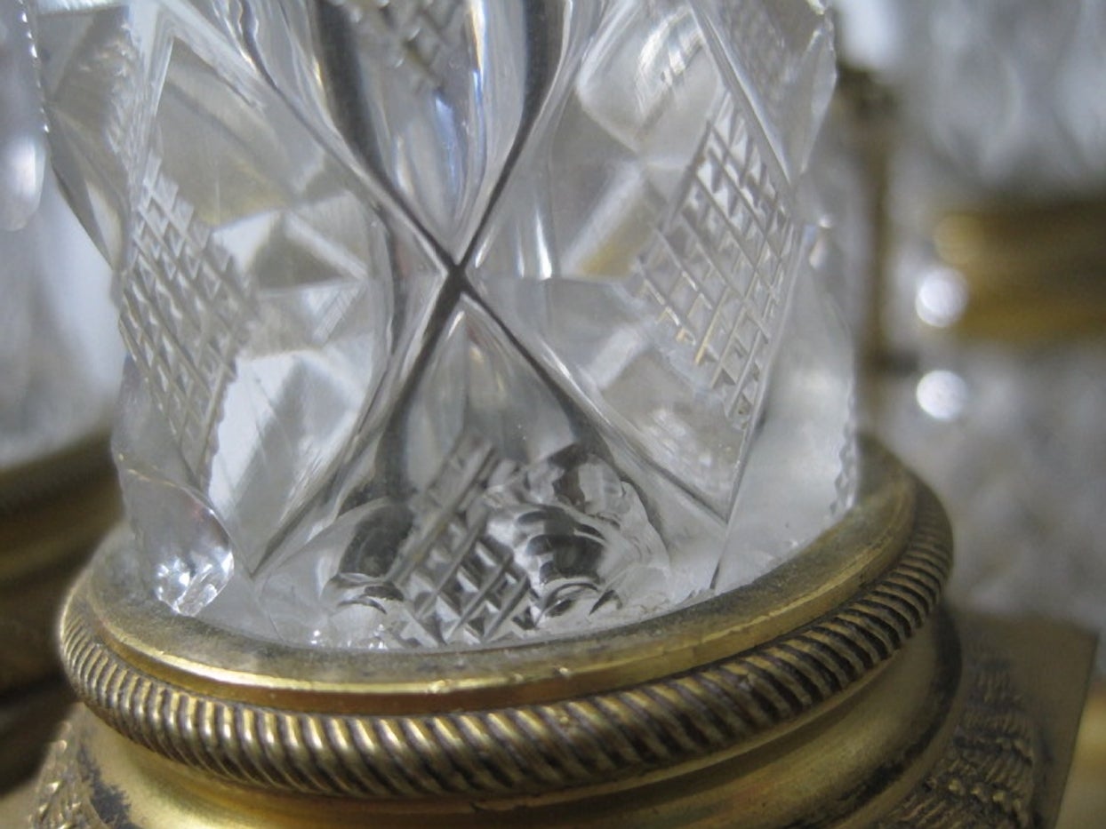 Garniture d'horloge en cristal de Baccarat, Empire français avec bronze doré en vente 4