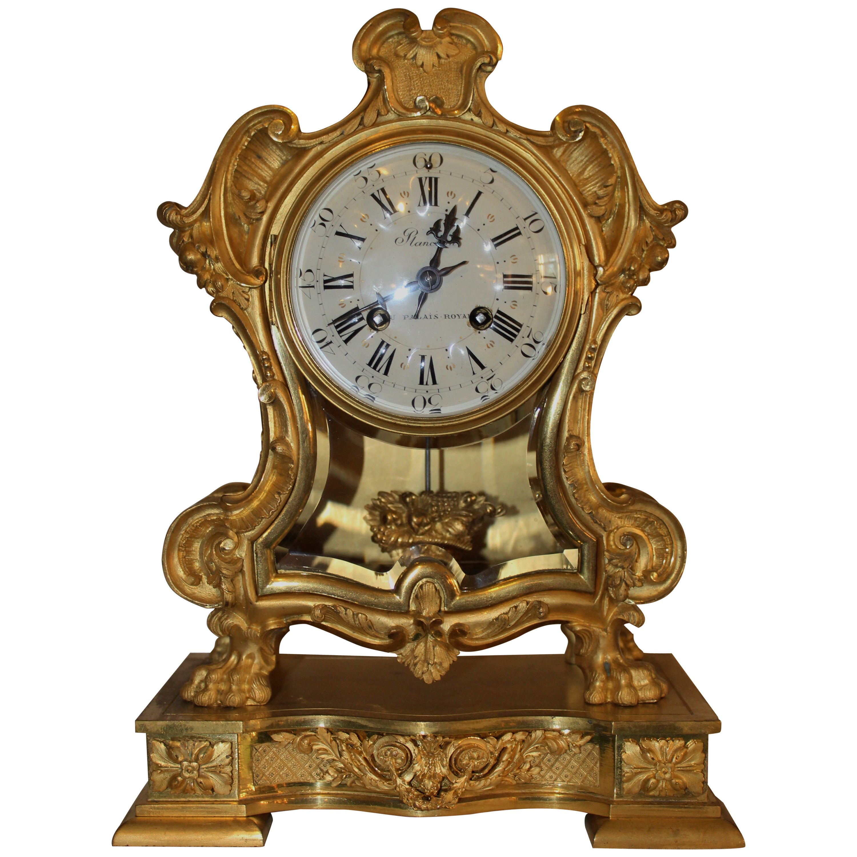 Pendule de cheminée de style Empire français du 19e siècle en bronze doré en vente