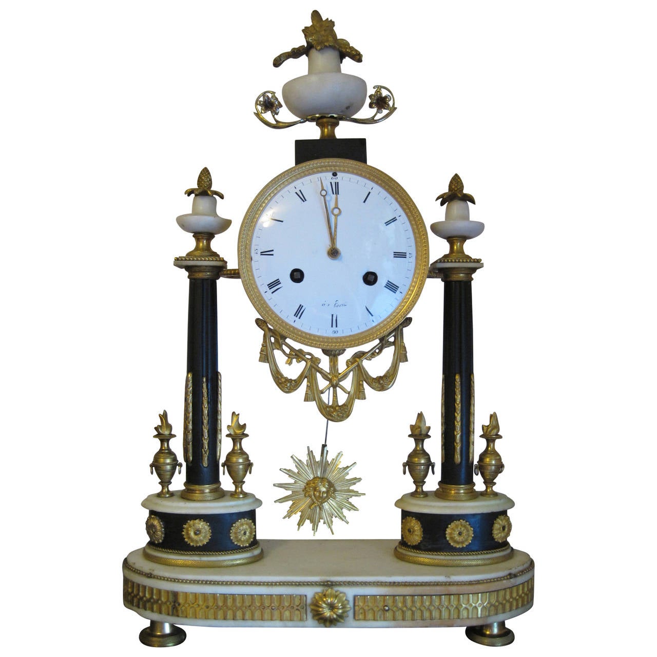 Pendule en marbre et bronze doré d'époque Empire, début du 19e siècle