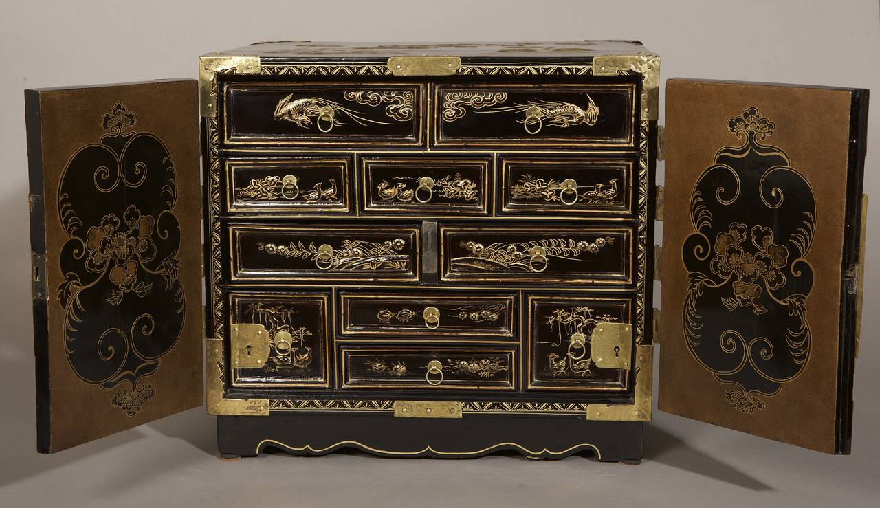 18th Century English Lacquer Cabinet For Sale 1