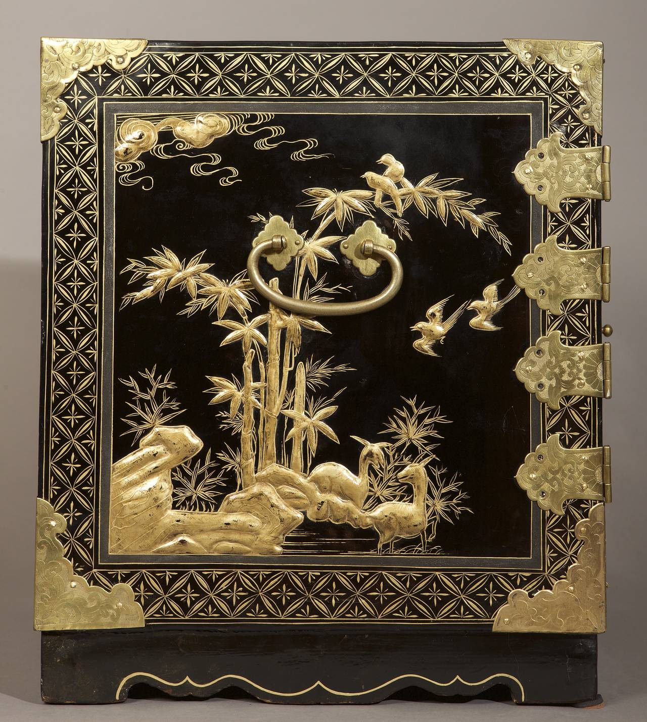 The cabinet is decorated with landscapes and life scenes, using gold motifs on black background. It is adorned in the Chinese style, with traditional motifs (pagodas, Phoenixes, stags…) and a frieze with cross-braces on the edges. It can be opened