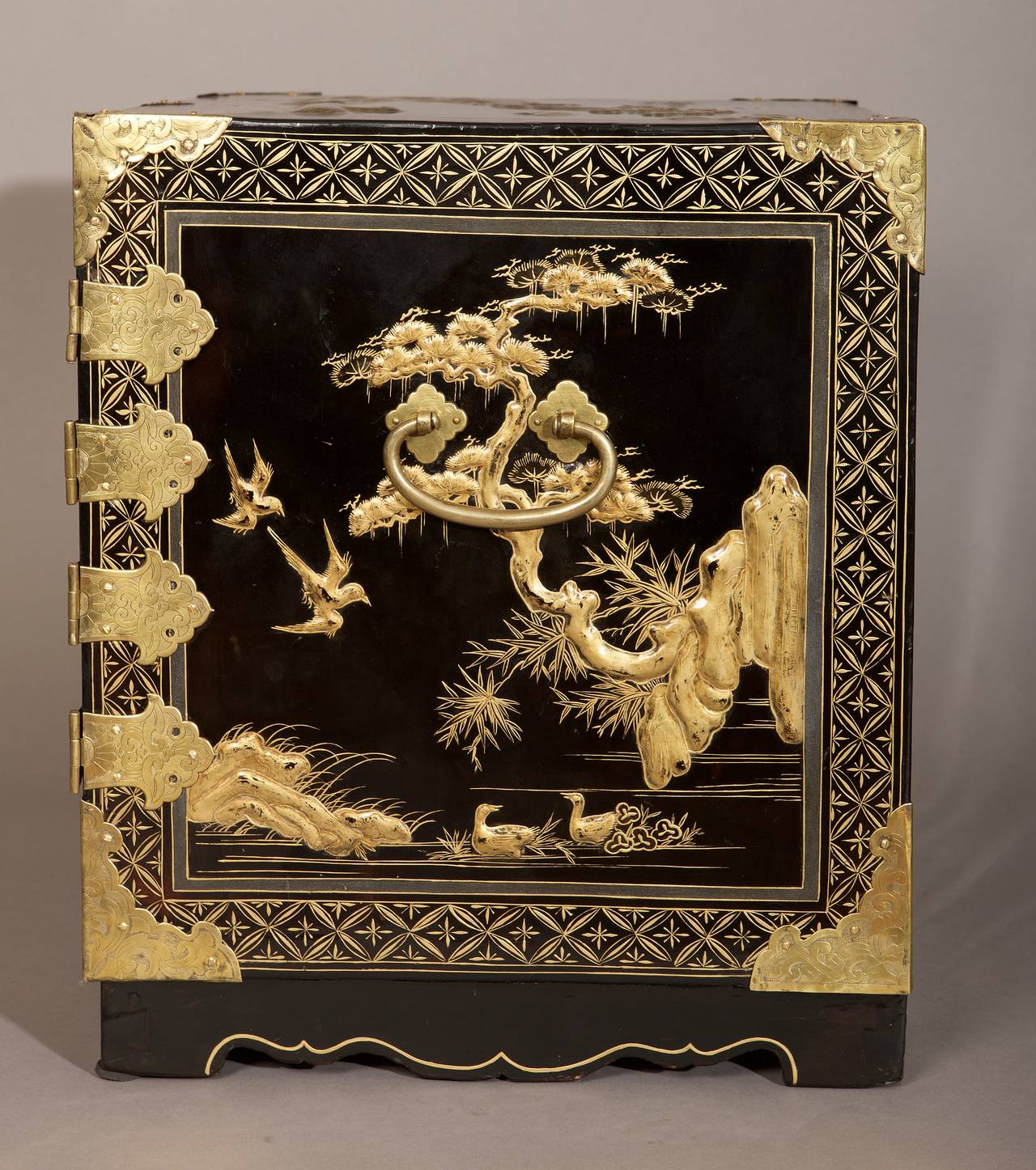 Chinoiserie 18th Century English Lacquer Cabinet For Sale