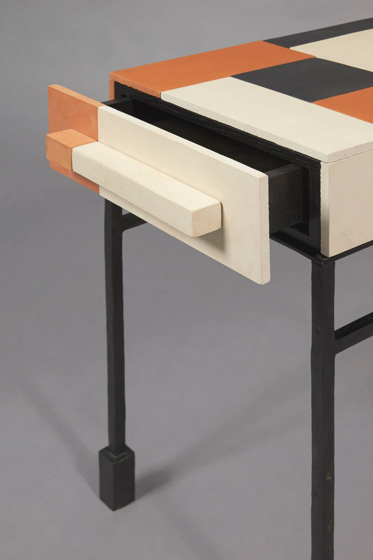 Terre cuite
Édition Cat-Berro, 2013
table d'appoint.
Un tiroir. 
Terracotta. Pieds en bronze patiné.
Mesures : L 14