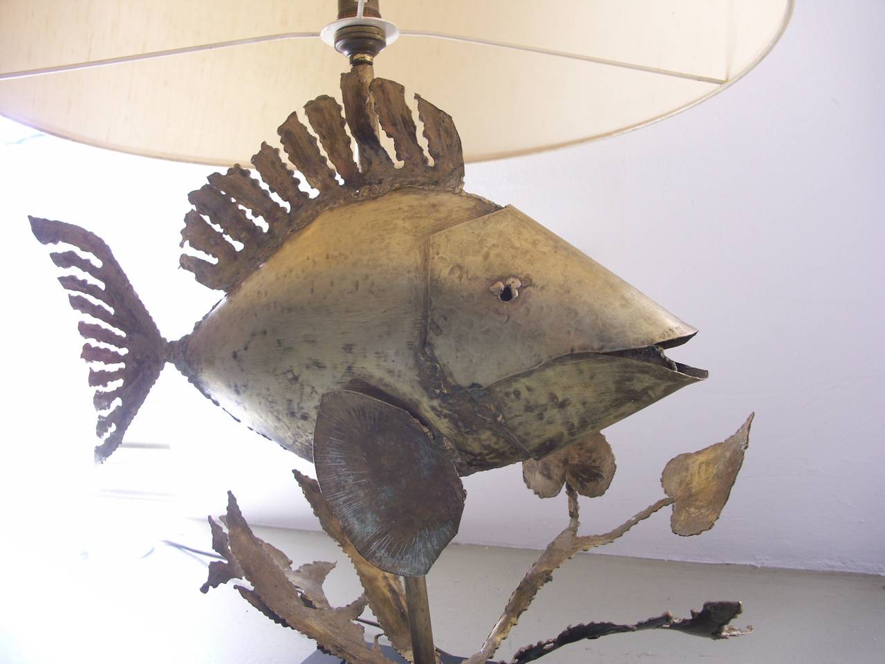 Lamp decor fish in hammered brass. Black plexiglass base.