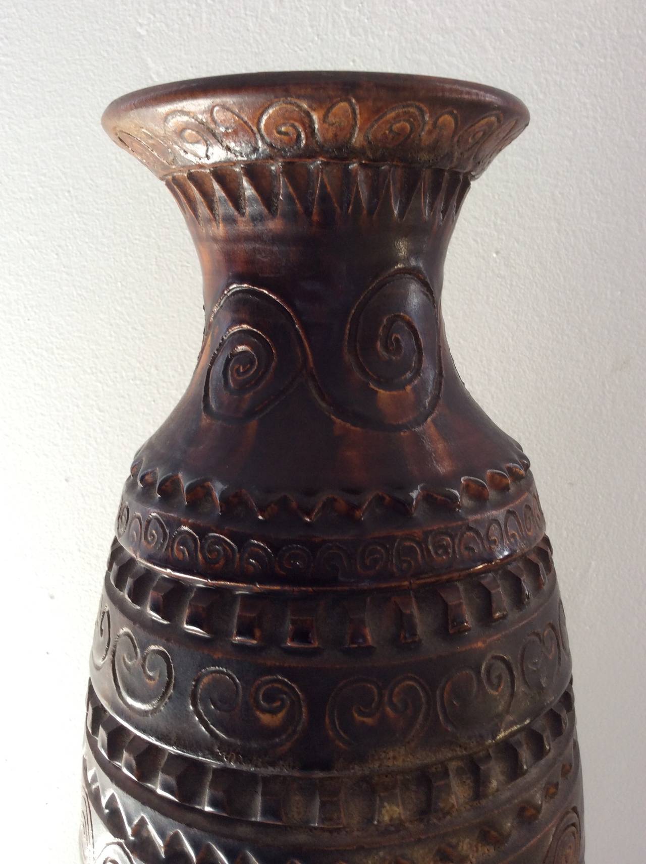 Earthenware Vase Engraved Patterns , Brown patina.
Perfect condition.