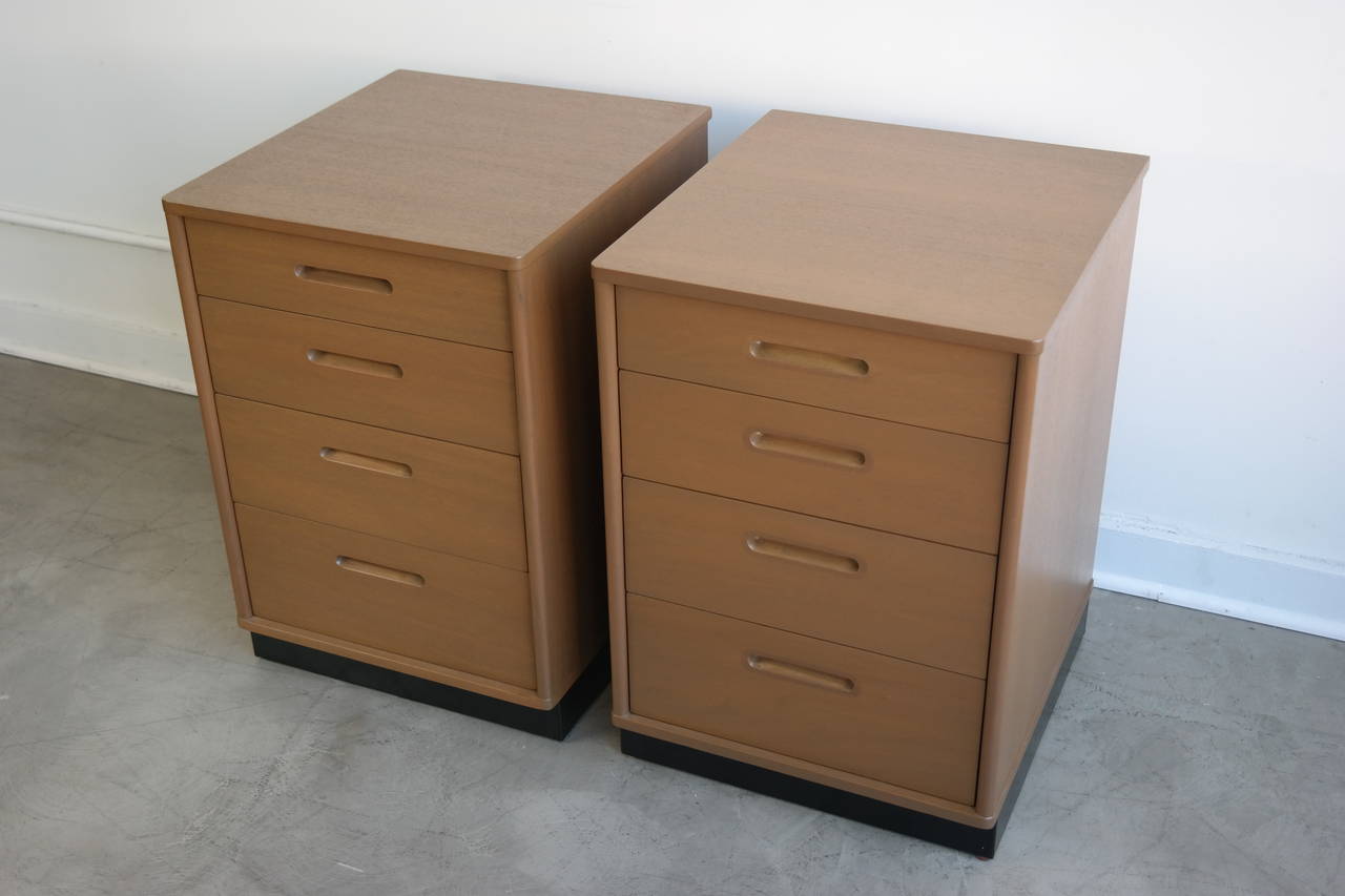 Mid-Century Modern Pair of Nightstands by Edward Wormley for Dunbar For Sale
