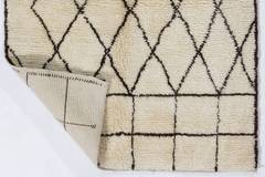 Alfombra de Lana Anudada a Mano Estilo Marroquí. Marfil con atrevido dibujo de cuadrícula de diamante negro