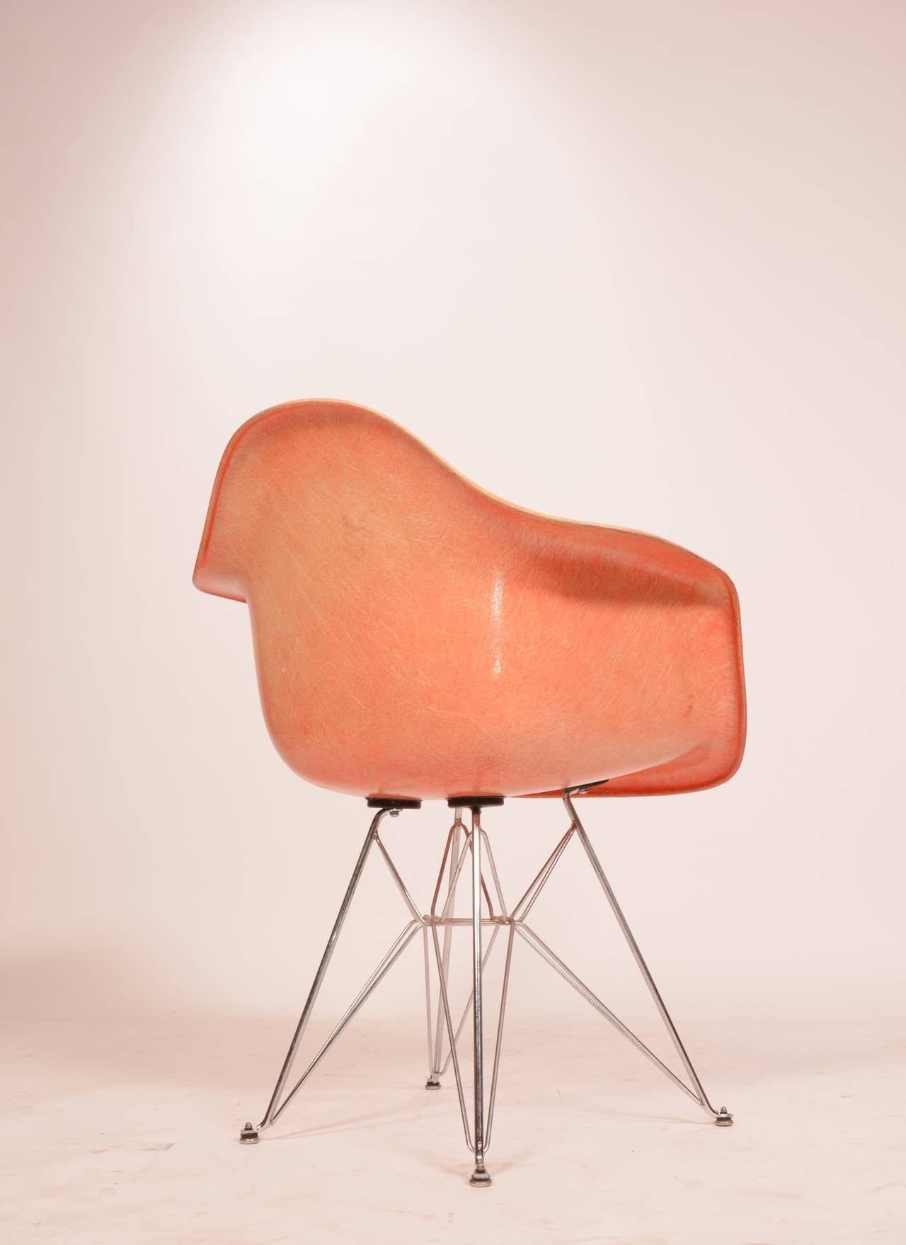 This is a rare early roped edge Eames chair made by Zenith plastics/ Herman Miller in great condition. The chair retains the original label although it is worn.