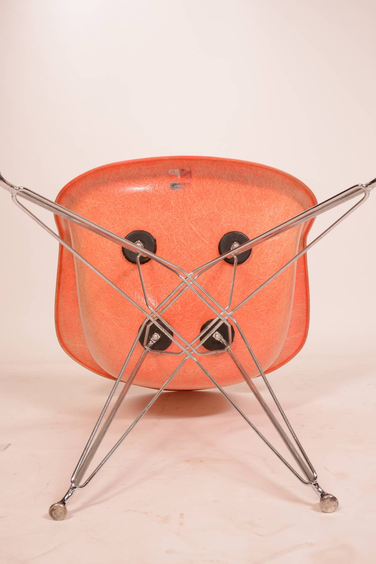 Early Eames Roped Edge Salmon Shell Chair by Zenith In Excellent Condition In Los Angeles, CA