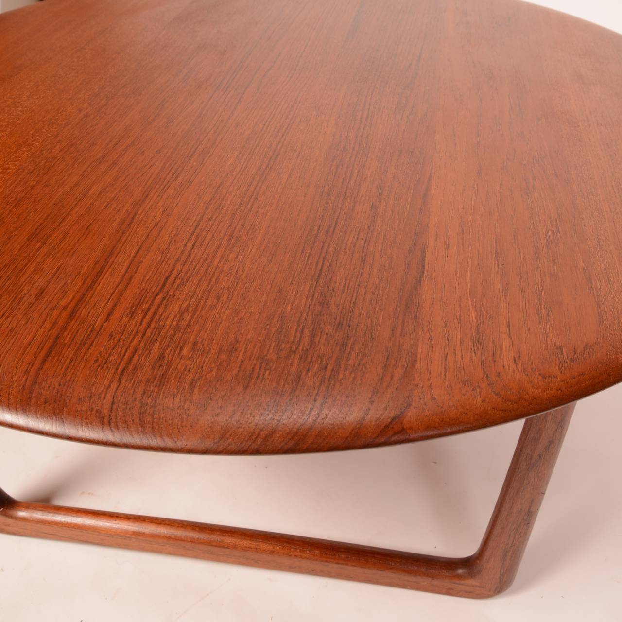 Solid Teak Danish Modern Round Coffee Table by Povl Dinesen for France & Søn In Excellent Condition In Los Angeles, CA