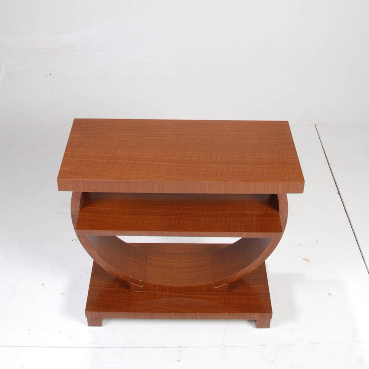 This is a beautiful table by Brown Saltman circa 1938. The lines on this piece are wonderfully formed. The piece is made of solid maple in a beautiful mahogany finish. This piece is in good vintage condition with age appropriate wear.