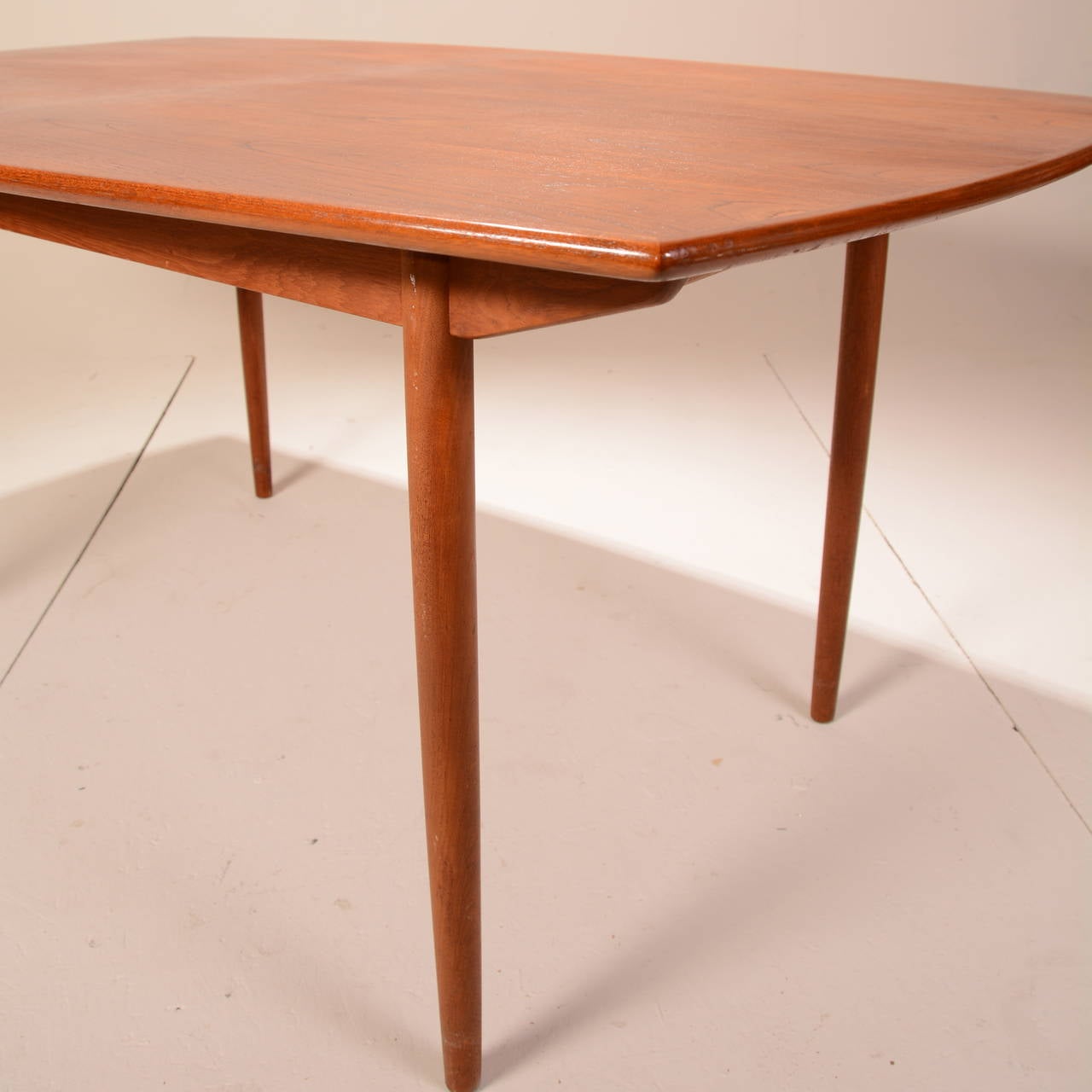 Mid-Century Modern Teak Extending Dining Table In Excellent Condition In Los Angeles, CA