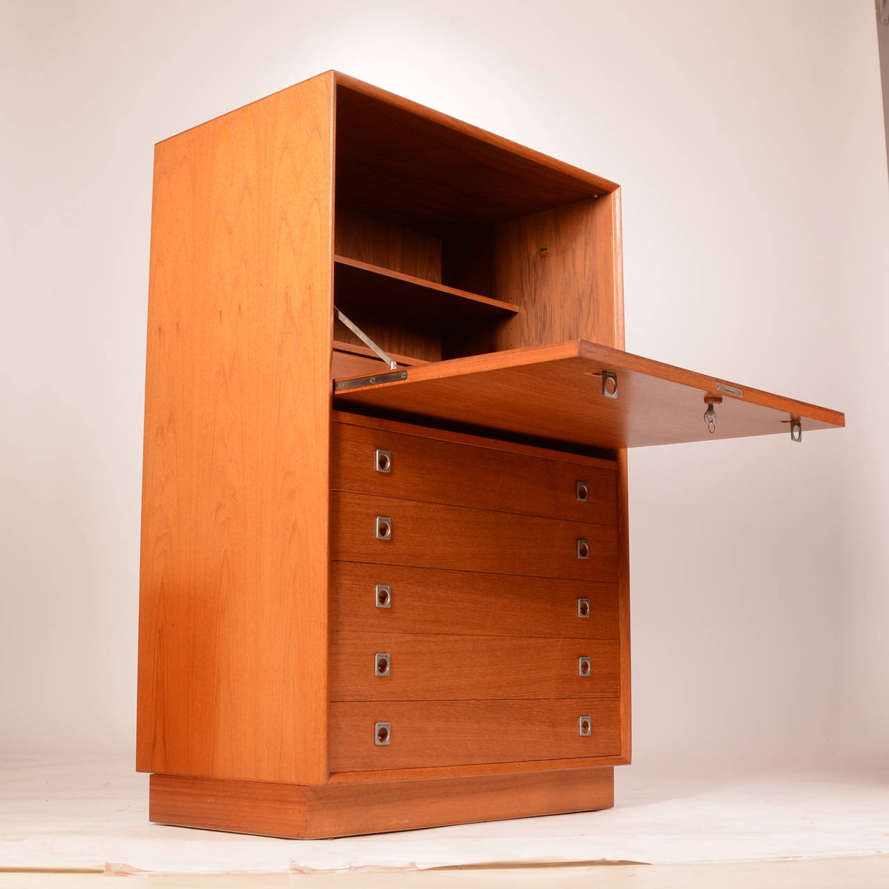 Features doored cabinet space and opposite open space. 
Made from beautifully selected teak and leather desk surface. This piece is in excellent condition.