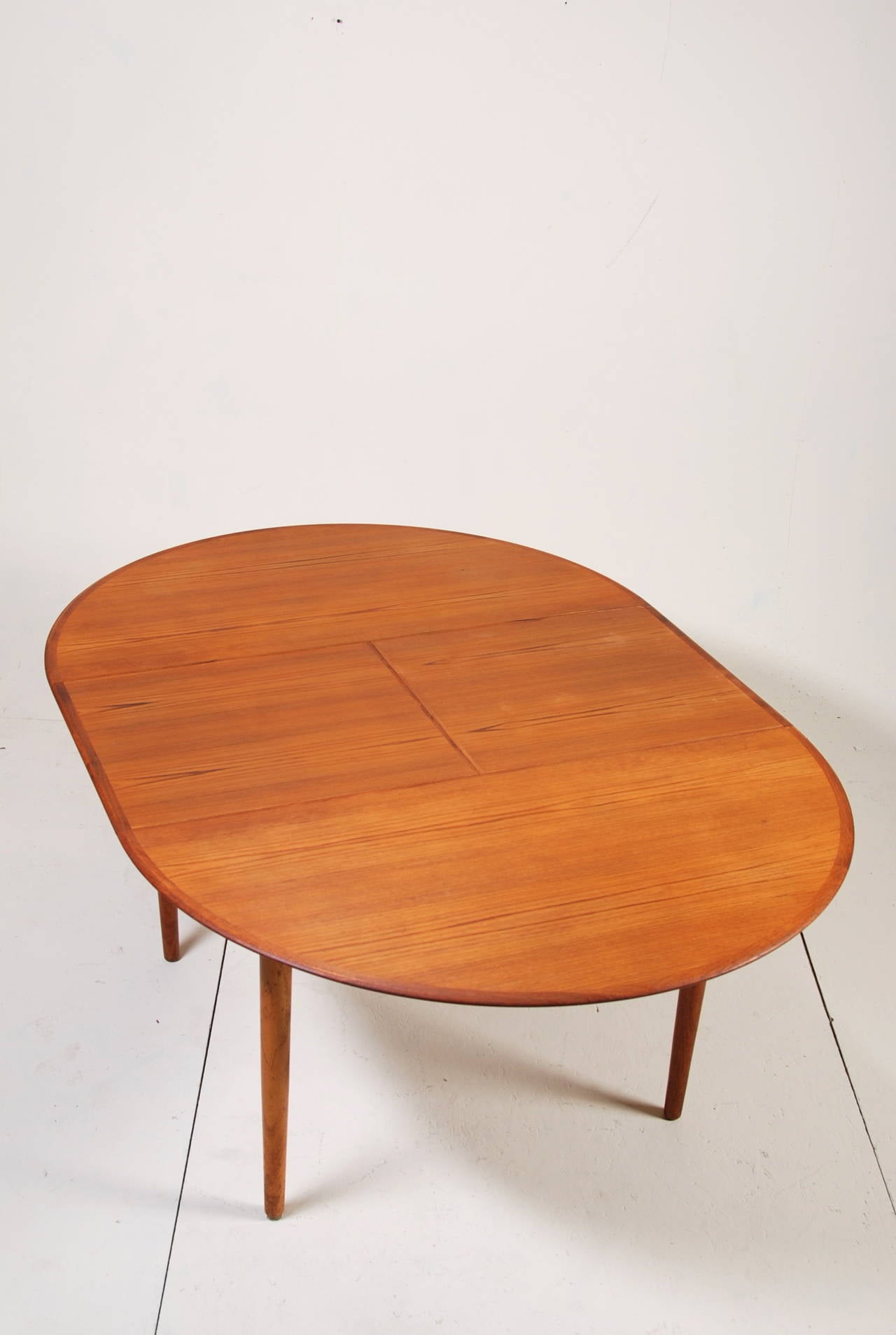 Round Danish Modern Teak Dining Table by Dyrlund In Excellent Condition In Los Angeles, CA