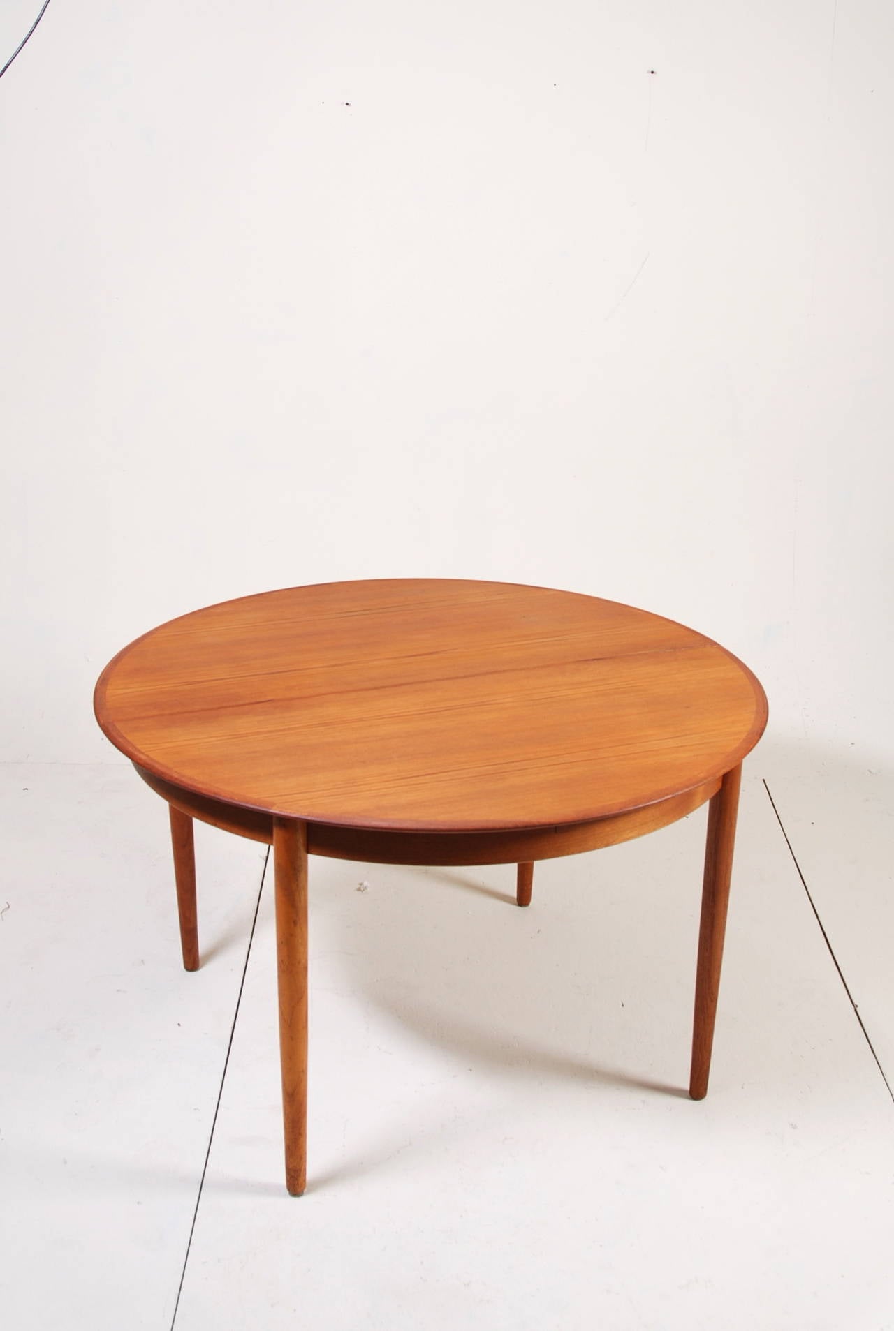 dyrlund round dining table