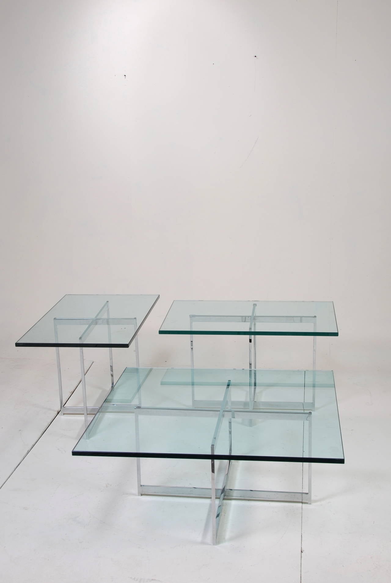 Il s'agit d'un grand ensemble dans le style de Ludwig Mies van der Rohe. Cet ensemble est en excellent état vintage avec très peu d'usure. 

Table basse : 36 