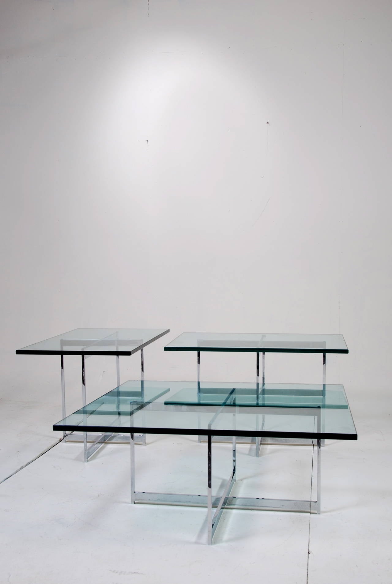 Ensemble de tables en verre et acier inoxydable de style Mies van der Rohe Excellent état - En vente à Los Angeles, CA