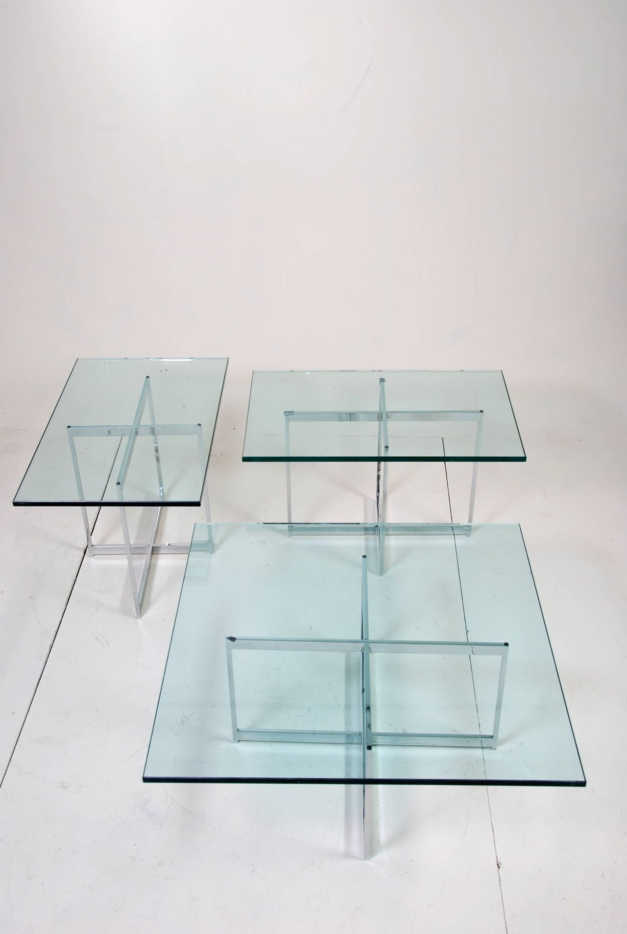 Verre Ensemble de tables en verre et acier inoxydable de style Mies van der Rohe en vente