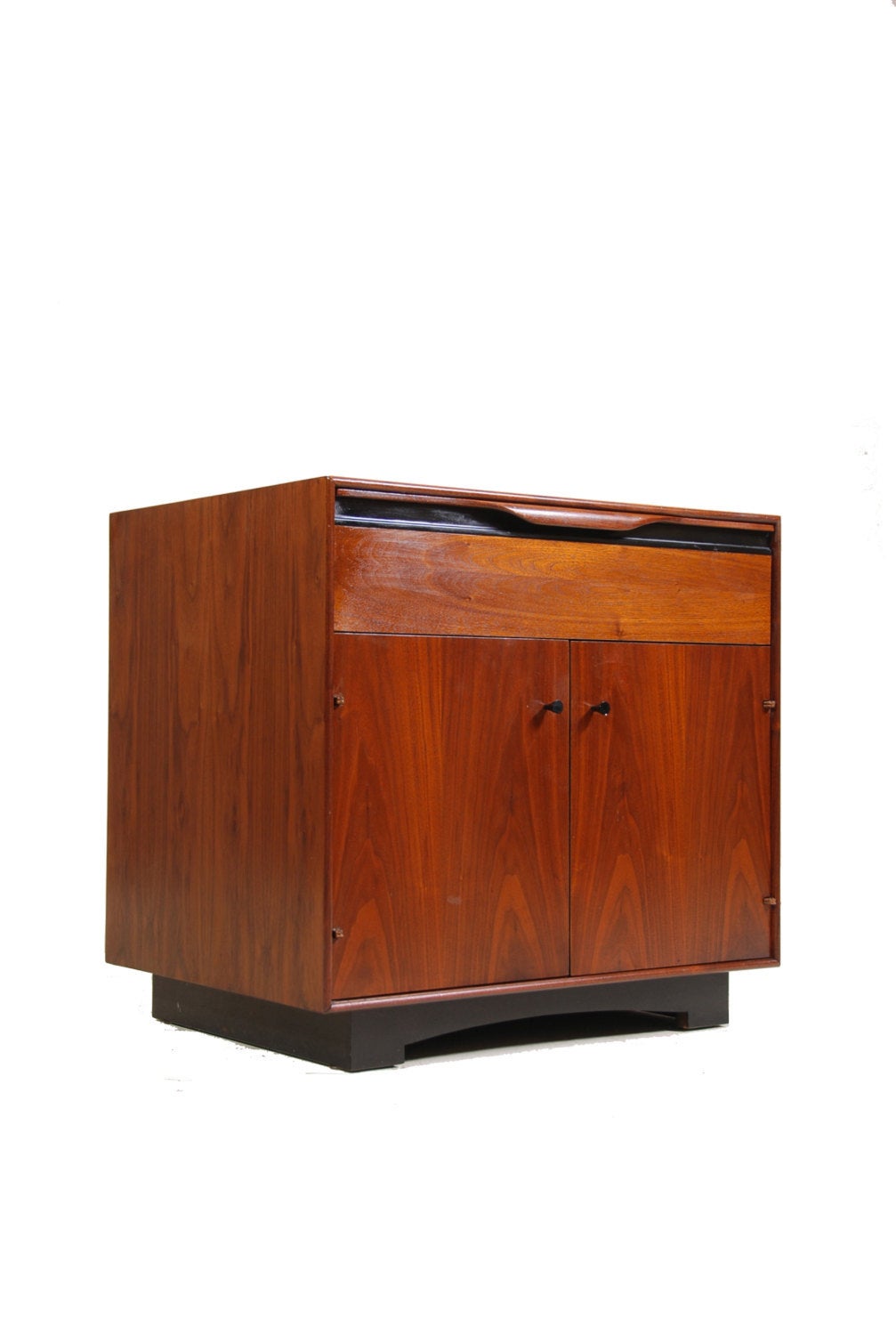 Pair of John Kapel Night Stands for Glenn of California.
Made from beautifully selected walnut. Features top drawer and closed cabinet with adjustable shelf. These are in very good vintage condition with age appropriate wear.